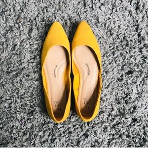 Bright yellow flats 💛